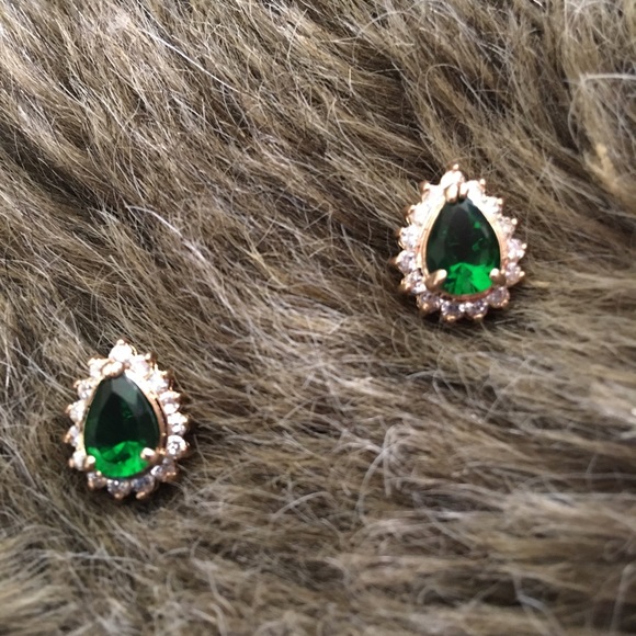 Janku simulated emerald with clear cz earrings - Picture 3 of 6